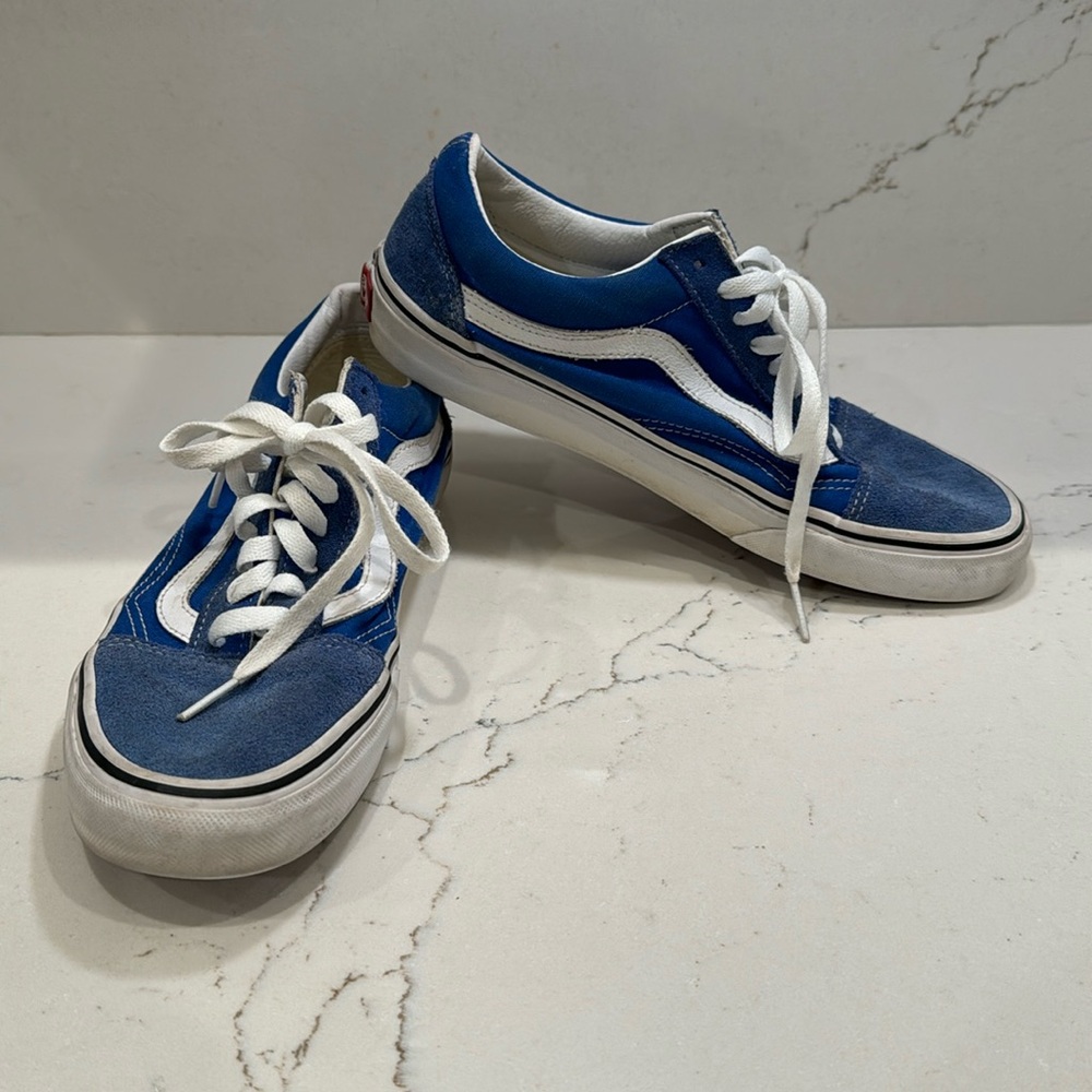 Men’s 7.5 and Women’s 9 low blue vans